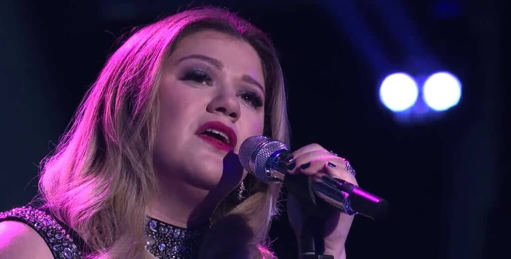 Kelly Clarkson singing love song.