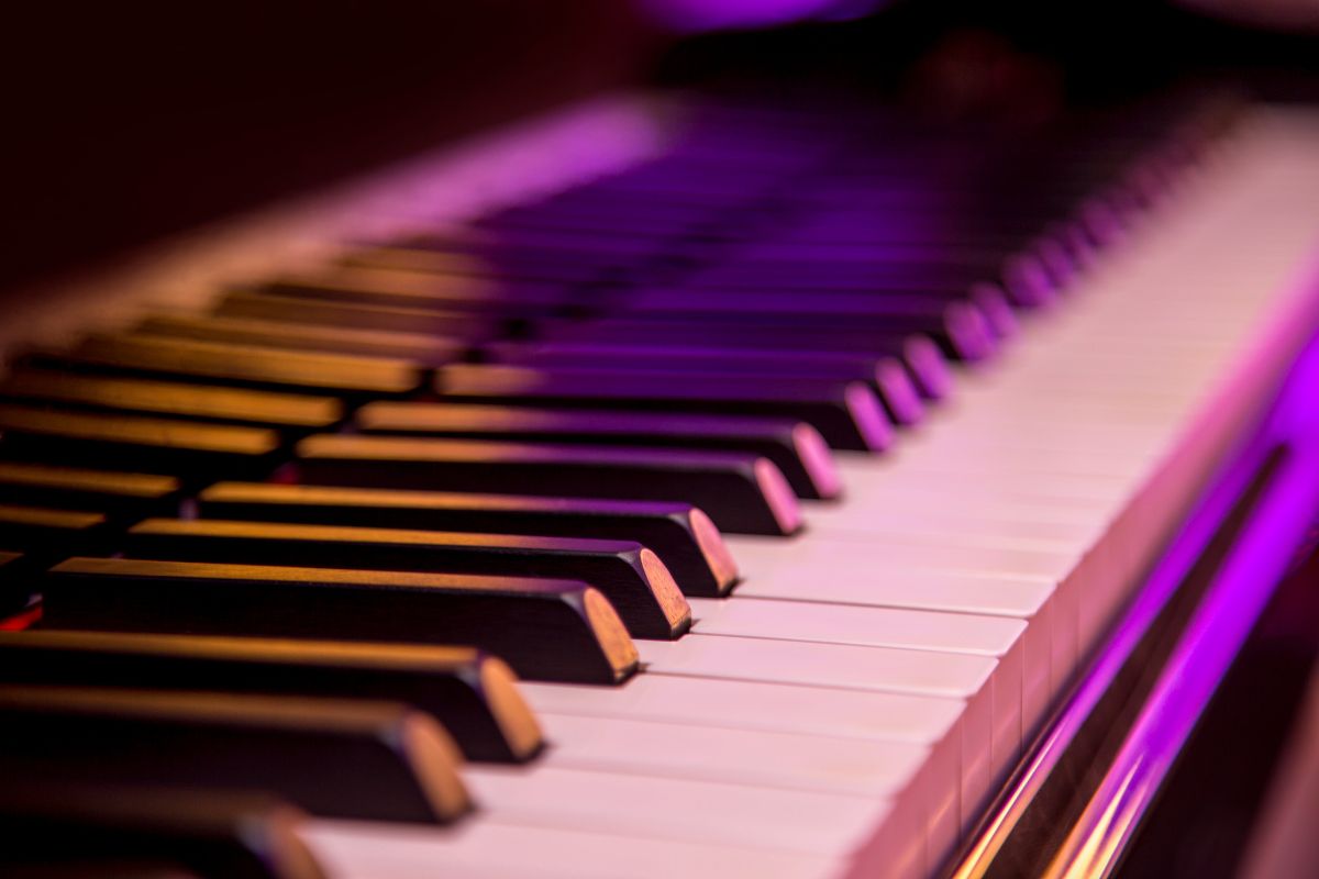 5 Best Digital Pianos under 1000 in 2023 [Best Buying Guide]